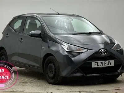 Usado Toyota Aygo X-play 71 CV (52 kW) 2021 Gris Utilitario