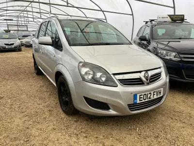 Usado Vauxhall Zafira 115 CV (84 kW) 2012 Plateado Monovolumen