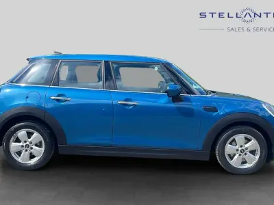 Używany Mini Cooper Classic 134 KM (98 kW) 2021 Niebieski Hatchback