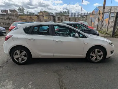 Used Vauxhall Astra SRi 98 HP (72 kW) 2013 White Hatchback