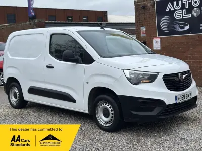 Second-hand Vauxhall Combo Edition 100 CP (73 kW) 2020 Alb Monovolum