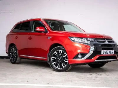 Używany Mitsubishi Outlander P-HEV 200 KM (147 kW) 2018 Czerwony Kombi