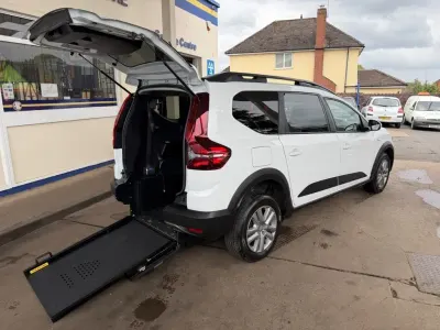 Usado Dacia Jogger Expression 110 HP (80 kW) 2023 Branco Monovolume