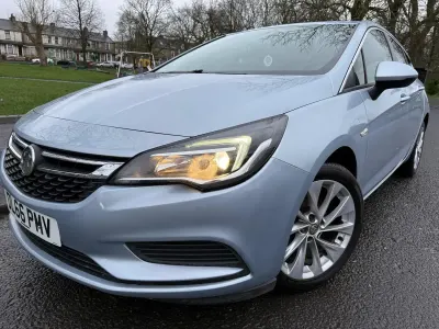 Gebraucht Vauxhall Astra Design Edition 125 PS (91 kW) 2016 Silber Kleinwagen
