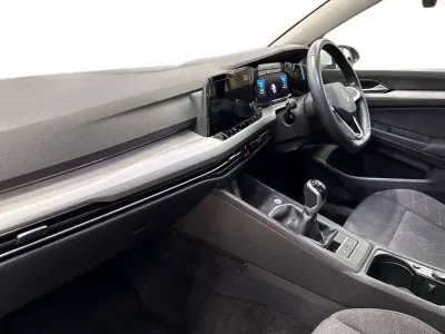 Second-hand VW Golf VIII Life 130 CP (95 kW) 2023 Alb Hatchback
