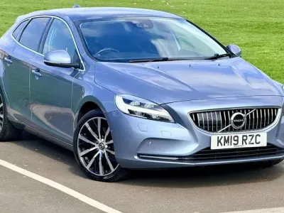Begagnad Volvo V40 Inscription 152 HK (111 kW) 2019 Blå Halvkombi