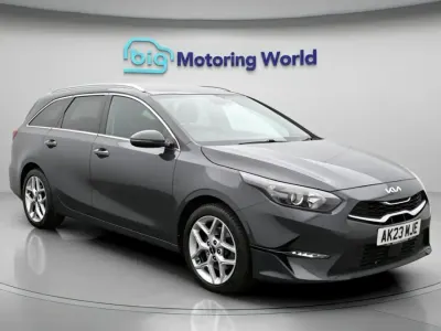 Usado Kia Ceed 2023 Gris Utilitario