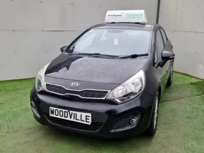 Begagnad Kia Rio 75 HK (55 kW) 2012 Svart Halvkombi