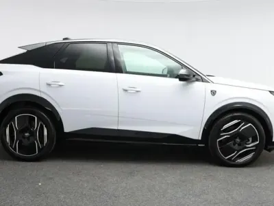 Usado Peugeot e-3008 GT 152 kW (207 CV) 2024 Blanco SUV