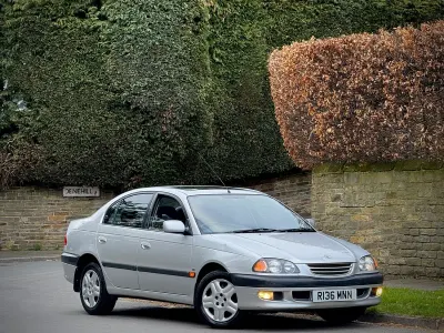 Used Toyota Avensis 110 HP (80 kW) 1998 Silver Sedan