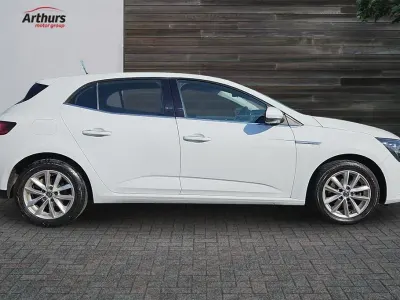 Used Renault Mégane IV Dynamique 130 HP (95 kW) 2018 White Hatchback