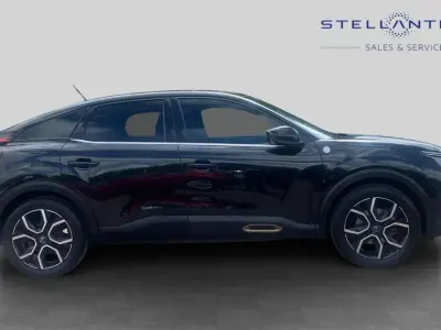 Begagnad Citroën e-C4 98 kW (134 HK) 2022 Svart Halvkombi