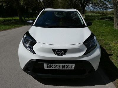 Begagnad Toyota Aygo PURE 72 HK (52 kW) 2023 Vit Halvkombi