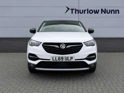 Used Vauxhall Grandland X SRi 130 HP (95 kW) 2019 White SUV