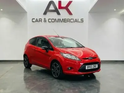Begagnad Ford Fiesta Style 82 HK (60 kW) 2012 Röd Halvkombi
