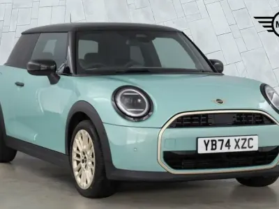 Begagnad Mini Cooper Hatch 154 HK (113 kW) 2024 Grön Halvkombi