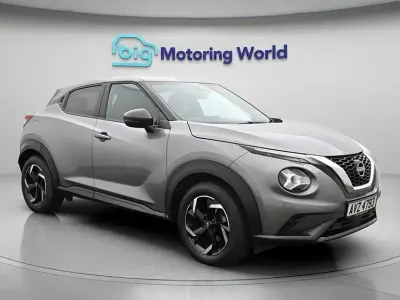 Begagnad Nissan Juke N-Connecta 114 HK (83 kW) 2023 Grå SUV