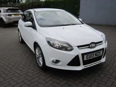 Begagnad Ford Focus Zetec 2013 Vit Halvkombi