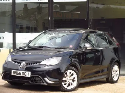 Begagnad MG MG3 106 HK (77 kW) 2016 Svart Halvkombi
