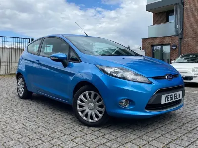 Begagnad Ford Fiesta 2012 Blå Halvkombi