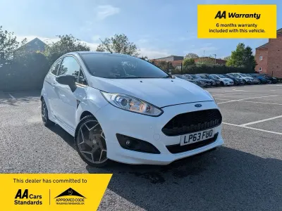 Używany Ford Fiesta Zetec 125 KM (91 kW) 2014 Biały Hatchback