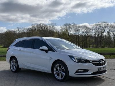 Used Vauxhall Astra SRi 150 HP (110 kW) 2017 White Estate
