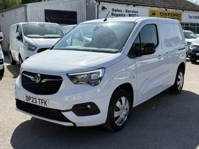 Second-hand Vauxhall Combo 100 CP (73 kW) 2023 Alb Monovolum