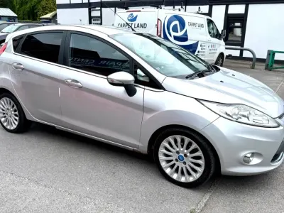 Używany Ford Fiesta Titanium 96 KM (70 kW) 2011 Srebrny Hatchback
