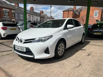 Used Toyota Auris Active 90 HP (66 kW) 2014 White Hatchback