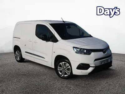 Used Toyota Proace Design 120 HP (88 kW) 2022 White MPV