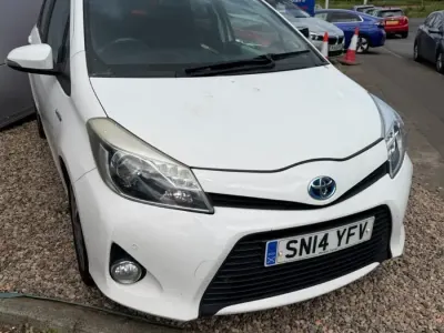 Used Toyota Yaris Hybrid Trend 2014 White Hatchback