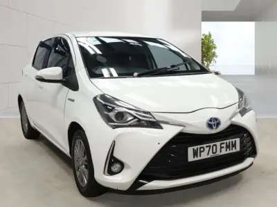 Used Toyota Yaris 100 HP (73 kW) 2020 White Hatchback