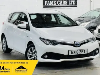 Używany Toyota Auris Hybrid Business Edition 2016 Biały Hatchback