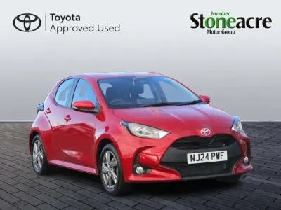 Usado Toyota Yaris Hybrid 116 CV (85 kW) 2024 Rojo Utilitario