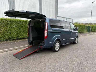 Usado Ford Tourneo Titanium 130 CV (95 kW) 2018 Azul Monovolumen