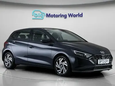 Begagnad Hyundai i20 Advanced 100 HK (73 kW) 2023 Grå Halvkombi