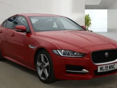Używany Jaguar XE Ingenium 2019 Czerwony Sedan/Limuzyna