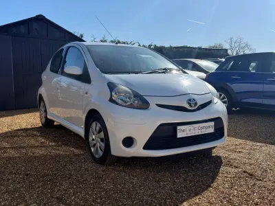 Gebraucht Toyota Aygo 68 PS (50 kW) 2013 Weiß Kleinwagen