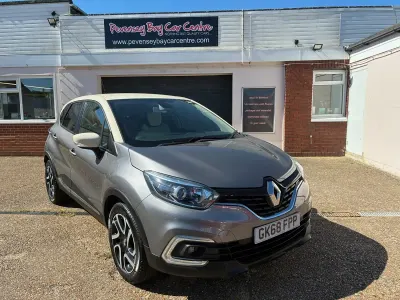 Used Renault Captur Iconic 90 HP (66 kW) 2018 Grey/cream SUV