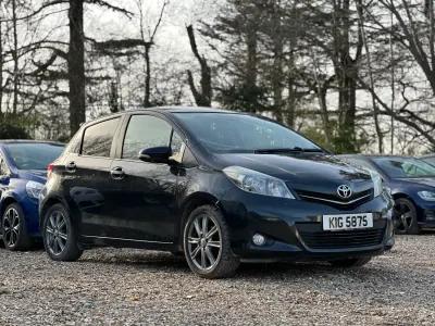 Begagnad Toyota Yaris SR 101 HK (74 kW) 2012 Svart Halvkombi