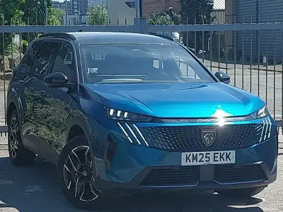 Usado Peugeot 5008 GTi 136 HP (100 kW) 2025 Azul SUV