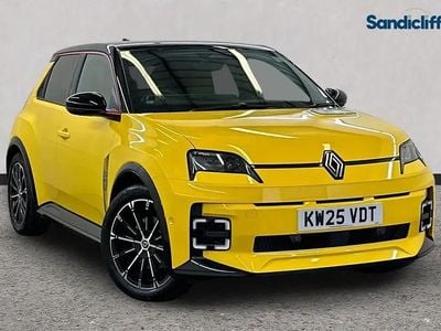 Used Renault R5 Iconic 110 kW (150 HP) 2025 Yellow/black Hatchback