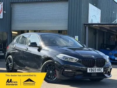 Begagnad BMW 120 Sport Line 190 HK (139 kW) 2020 Svart Halvkombi
