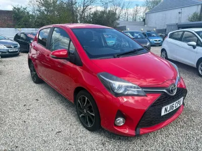 Begagnad Toyota Yaris Sport 99 HK (72 kW) 2016 Röd Halvkombi