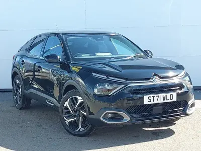 Begagnad Citroën C4 Shine 131 HK (96 kW) 2022 Svart Halvkombi