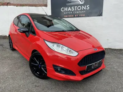 Używany Ford Fiesta Zetec 140 KM (102 kW) 2015 Czerwony Hatchback