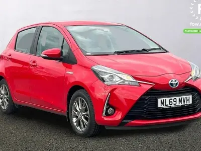 Used Toyota Yaris Hybrid 101 HP (74 kW) 2019 Red Hatchback