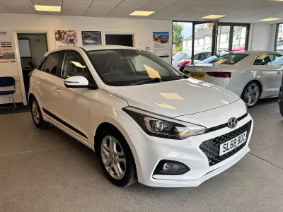 Used Hyundai i20 Premium 100 HP (73 kW) 2018 White Hatchback