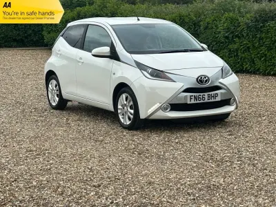 Used Toyota Aygo X-pure 69 HP (50 kW) 2016 White Hatchback