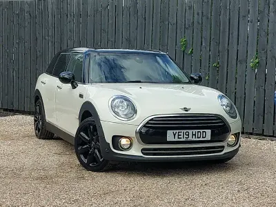 Usado Mini Cooper Clubman Exclusive 136 CV (100 kW) 2019 Blanco Familiar